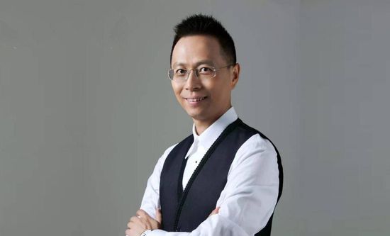 有一次，他去参加聚会，我看见他脱下夹克衫，把它卷成一团扔在地上。